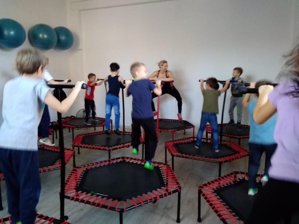 Hop, hop do góry - Dinusie na trampolinach.